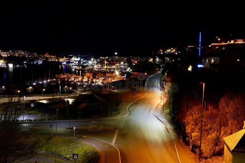 νυχτερινή προβολή μαρίνας vaagen στην kristiansund νορβηγία, η οποία καταγράφεται με μεγάλη έκθεση στοκ φωτογραφία με δικαίωμα ελεύθερης χρήσης