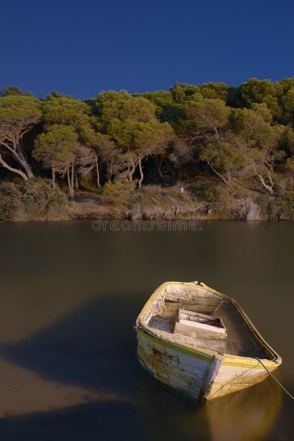 νυχτερινή σκηνή ενός εγκαταλελειμμένου και βυθισμένου αλιευτικού σκάφους στις ακτές του κάδιζ στην ισπανία στοκ εικόνα