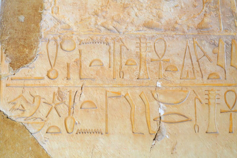 Νωπογραφία στο ναό Hatshepsut. Νωπογραφία στο ναό της βασίλισσας Hatshepsut ναός luxor της Αιγύπτου hatshepsut Ο Mortuary ναός της βασίλισσας Hatshepsut, βρίσκεται κάτω από τους απότομους βράχους σε Deir EL Bahari στη Δυτική Όχθη του Νείλου κοντά στην κοιλάδα των βασιλιάδων στην Αίγυπτο Ο mortuary ναός αφιερώνεται στο amon-RA Θεών ήλιων και βρίσκεται δίπλα στο mortuary ναό Mentuhotep ΙΙ, ο οποίος εχρησίμευσε και των δύο ως μια έμπνευση, και πιό πρόσφατος, ένα λατομείο Θεωρείται ένα από τα ασύγκριτα μνημεία της αρχαίας Αιγύπτου Ο ναός ήταν η περιοχή της σφαγής 62 ανθρώπων, συνήθως τουρίστες, από τους εξτρεμιστές που πραγματοποιήθηκαν στις 17 Νοεμβρίου 1997