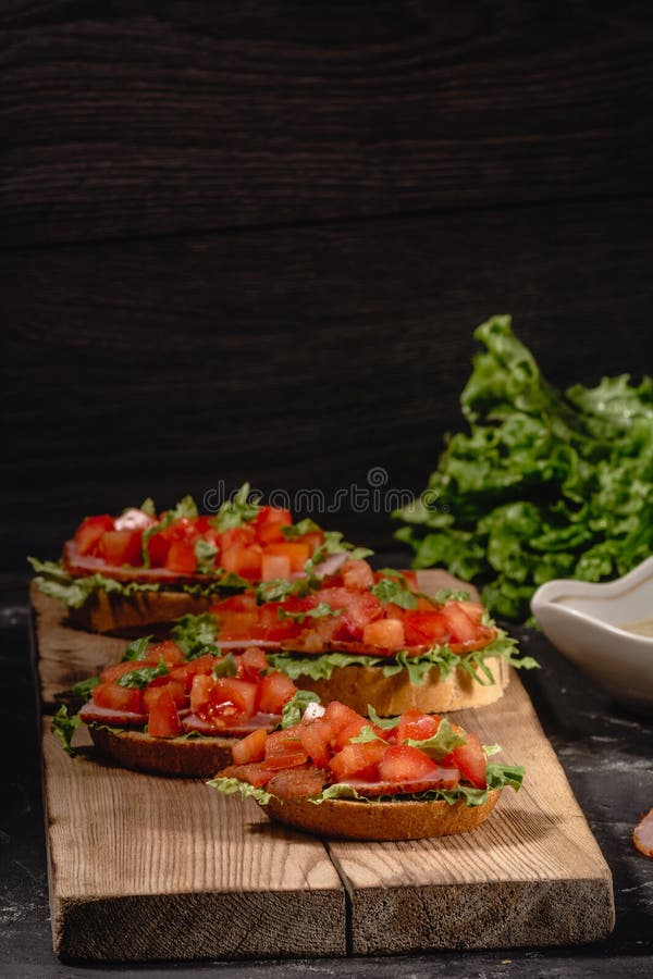 Îόστιμα αλμυÏά ιταλικά οÏεκτικά ντοματών, ή bruschetta, στις φÎτες του ψημÎÎ στοκ εικόνες Îόστιμα αλμυÏά ιταλικά οÏεκτικά ντοματών, ή bruschetta, στις φÎτες του ψημÎÎ στοκ εικόνες