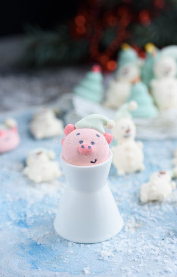 Νόστιμα και όμορφα marshmallows υπό μορφή: Χριστουγεννιάτικα δέντρα, ρύγχη των χοίρων, χιονάνθρωποι στοκ εικόνα Νόστιμα και όμορφα marshmallows υπό μορφή: Χριστουγεννιάτικα δέντρα, ρύγχη των χοίρων, χιονάνθρωποι στοκ εικόνα