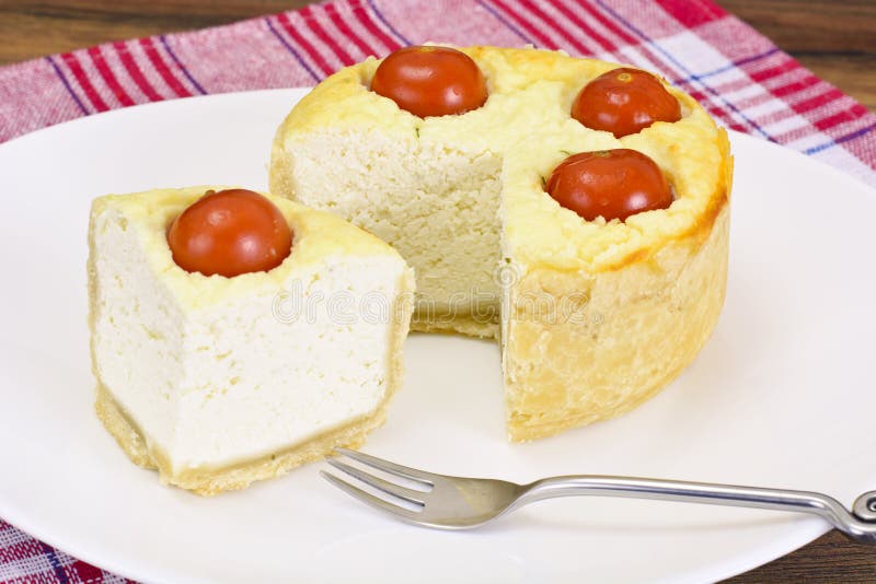Νόστιμη ψημένη πίτα με τις ντομάτες Ricotta και κερασιών στοκ φωτογραφία με δικαίωμα ελεύθερης χρήσης Νόστιμη ψημένη πίτα με τις ντομάτες Ricotta και κερασιών στοκ φωτογραφία με δικαίωμα ελεύθερης χρήσης