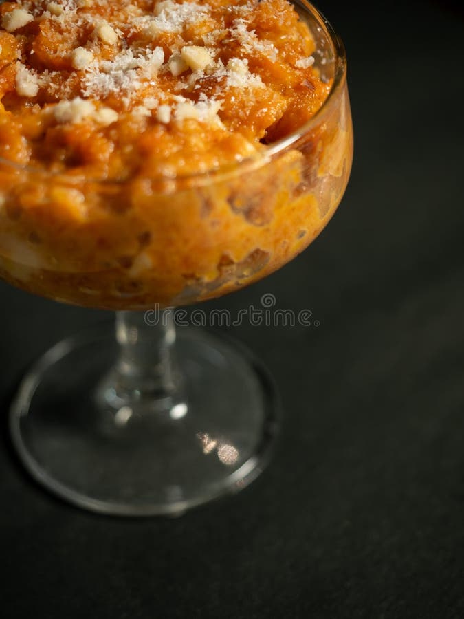 Νόστιμο gajar ka halwa σερβίρεται σε κομψό γυαλί σε ινδικό εστιατόριο στοκ φωτογραφίες με δικαίωμα ελεύθερης χρήσης