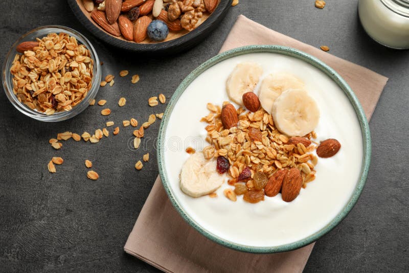 Νόστιμο γιαούρτι με την μπανάνα και granola για το πρόγευμα στοκ φωτογραφία Νόστιμο γιαούρτι με την μπανάνα και granola για το πρόγευμα στοκ φωτογραφία