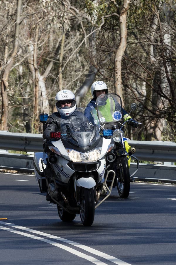 Νότιος αυστραλιανός αστυνομικός που οδηγά μια μοτοσικλέτα αστυνομίας BWM στοκ εικόνες Νότιος αυστραλιανός αστυνομικός που οδηγά μια μοτοσικλέτα αστυνομίας BWM στοκ εικόνες