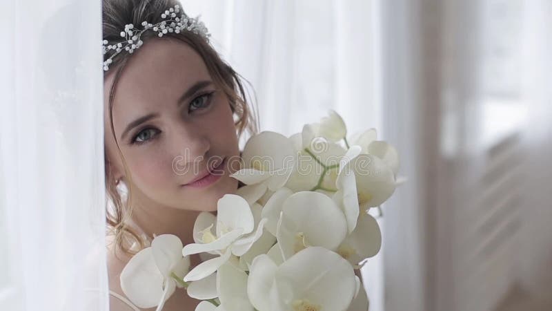 Νύφη brunette κινηματογραφήσεων σε πρώτο πλάνο με το γάμο μόδας hairstyle και makeup