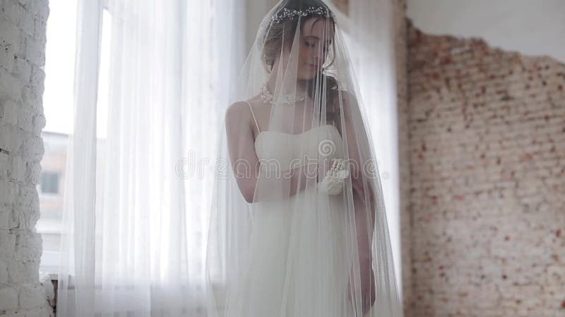 Νύφη Brunette στο άσπρο γαμήλιο φόρεμα μόδας με το makeup