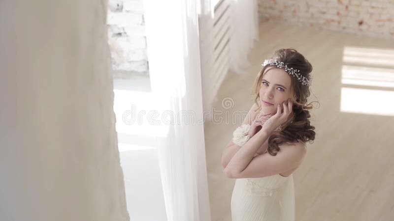 Νύφη Brunette στο άσπρο γαμήλιο φόρεμα μόδας με το makeup