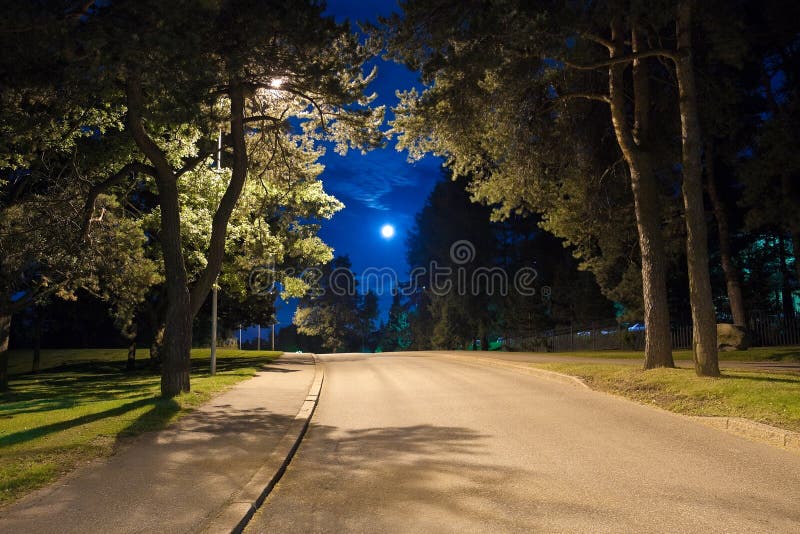 νύχτα αλεών στοκ φωτογραφίες με δικαίωμα ελεύθερης χρήσης νύχτα αλεών στοκ φωτογραφίες με δικαίωμα ελεύθερης χρήσης