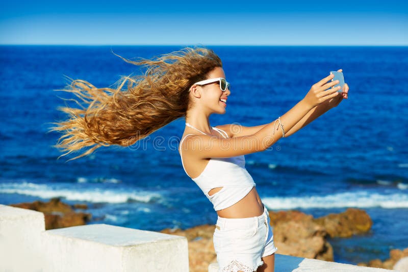 Ξανθή φωτογραφία κοριτσιών εφήβων selfie στο smartphone στην παραλία στοκ φωτογραφίες Ξανθή φωτογραφία κοριτσιών εφήβων selfie στο smartphone στην παραλία στοκ φωτογραφίες