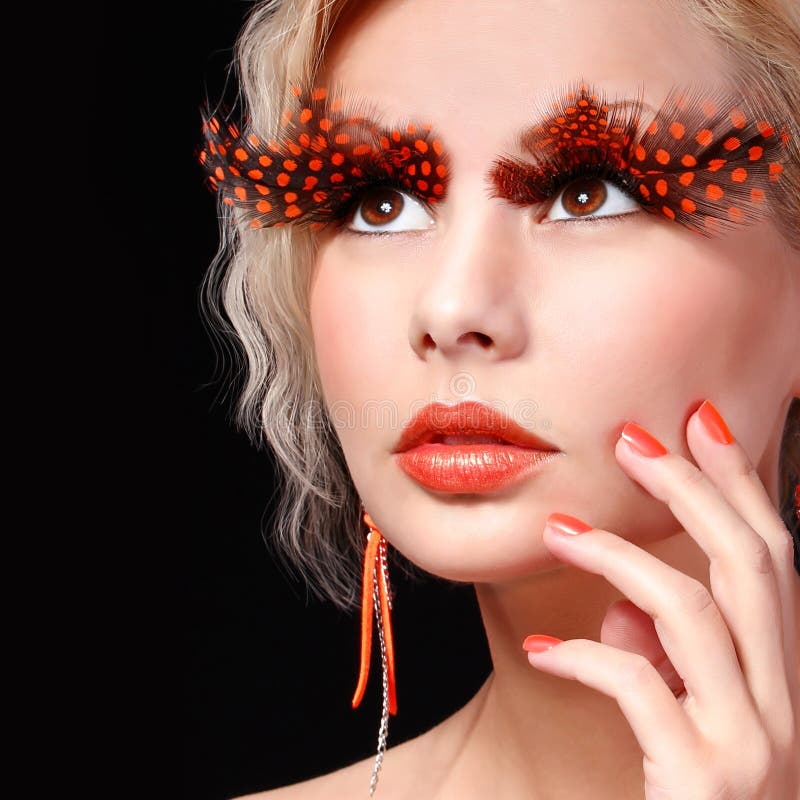 Ξανθό πρότυπο μόδας με μακρύ πορτοκαλί Eyelashes. Επαγγελματικό Makeup για αποκριές στοκ εικόνα με δικαίωμα ελεύθερης χρήσης