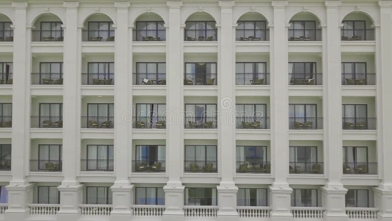 Ξενοδοχείο θερέτρου πολυτέλειας προσόψεων με την άποψη μπαλκονιών από τον πετώντας κηφήνα Υπαίθριο σύγχρονο κατοικημένο κτήριο αρ