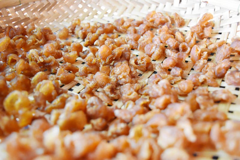 Ξηρά longan φρούτα σε ένα καλάθι μπαμπού Τα ασιατικά δημοφιλή φρούτα είναι γλυκά ευώδη και juicy φάτε φρέσκο ή φάτε ξηρό στοκ φωτογραφίες Ξηρά longan φρούτα σε ένα καλάθι μπαμπού Τα ασιατικά δημοφιλή φρούτα είναι γλυκά ευώδη και juicy φάτε φρέσκο ή φάτε ξηρό στοκ φωτογραφίες