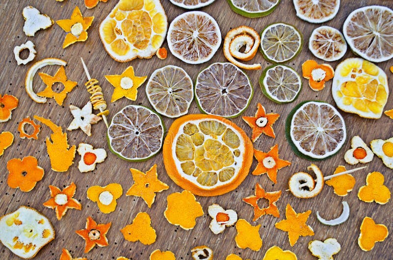Ξηρά πορτοκάλια, tangerine, λεμόνι, ασβέστης στο ξύλινο υπόβαθρο στοκ φωτογραφίες με δικαίωμα ελεύθερης χρήσης Ξηρά πορτοκάλια, tangerine, λεμόνι, ασβέστης στο ξύλινο υπόβαθρο στοκ φωτογραφίες με δικαίωμα ελεύθερης χρήσης