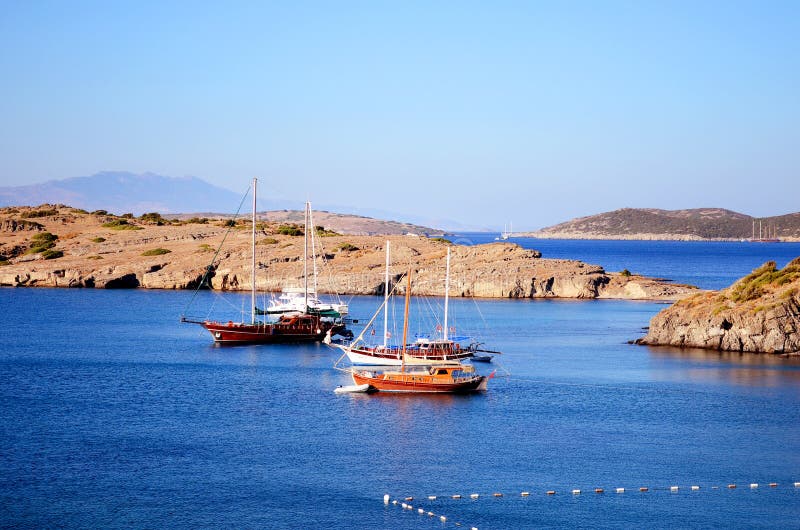 Ξύλινες βάρκες σε μια ήρεμη μπλε θάλασσα στοκ φωτογραφία με δικαίωμα ελεύθερης χρήσης Ξύλινες βάρκες σε μια ήρεμη μπλε θάλασσα στοκ φωτογραφία με δικαίωμα ελεύθερης χρήσης