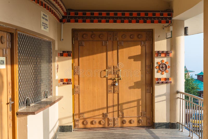 Ξύλινη λεπτομέρεια πορτών με τη σκιά να ενσωματώσει την περιοχή του ναού του Λόρδου Shiva σε Siddhesvara Dhaam σε Namchi Sikkim, στοκ εικόνες Ξύλινη λεπτομέρεια πορτών με τη σκιά να ενσωματώσει την περιοχή του ναού του Λόρδου Shiva σε Siddhesvara Dhaam σε Namchi Sikkim, στοκ εικόνες