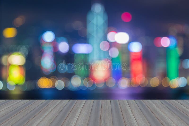 Ξύλινη πλατφόρμα με θολωμένο το περίληψη bokeh skylin φω'των πόλεων Χονγκ Κονγκ στοκ εικόνες Ξύλινη πλατφόρμα με θολωμένο το περίληψη bokeh skylin φω'των πόλεων Χονγκ Κονγκ στοκ εικόνες