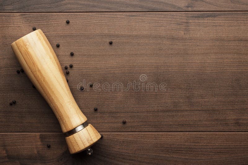 Ξύλινος μύλος πιπεριών στον πίνακα στοκ εικόνα με δικαίωμα ελεύθερης χρήσης