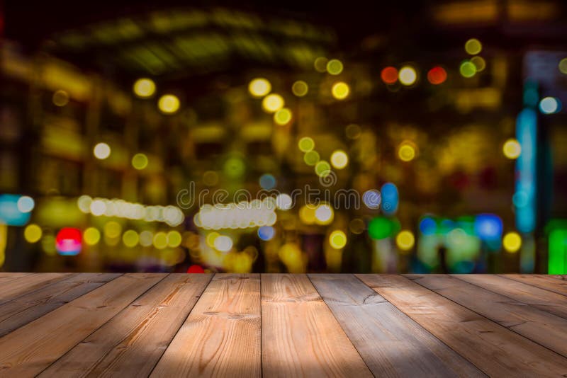 Ξύλινος πίνακας με το υπόβαθρο θαμπάδων bokeh στοκ εικόνες με δικαίωμα ελεύθερης χρήσης Ξύλινος πίνακας με το υπόβαθρο θαμπάδων bokeh στοκ εικόνες με δικαίωμα ελεύθερης χρήσης