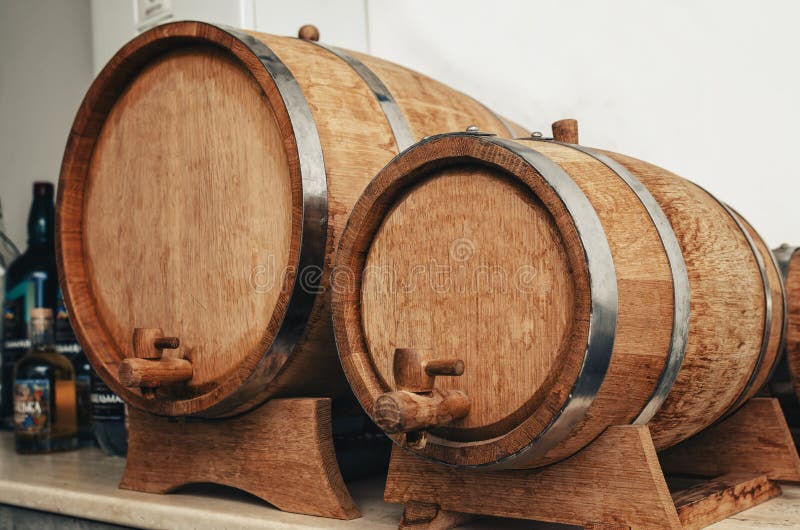 ξύλινα βαρέλια για αλκοόλη με ξύλινα φτερά στοκ εικόνες