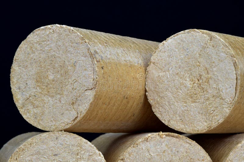 Ξύλινες eco-ανθρακόπλινθοι πριονιδιού που ισιώνουν, μαύρο υπόβαθρο Εναλλακτικό καύσιμο, βιο καύσιμα στοκ εικόνες Ξύλινες eco-ανθρακόπλινθοι πριονιδιού που ισιώνουν, μαύρο υπόβαθρο Εναλλακτικό καύσιμο, βιο καύσιμα στοκ εικόνες