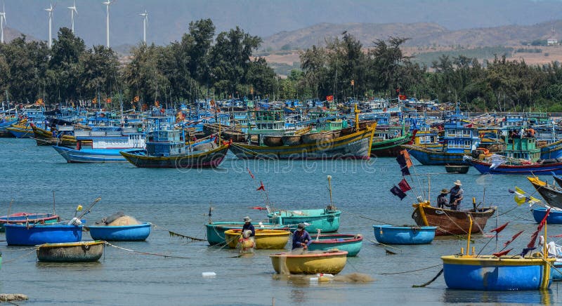 Ξύλινες βάρκες στην αλιεία της αποβάθρας στοκ εικόνα Ξύλινες βάρκες στην αλιεία της αποβάθρας στοκ εικόνα