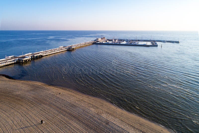 Ξύλινη αποβάθρα με τη μαρίνα στο θέρετρο Sopot, Πολωνία εναέρια όψη στοκ φωτογραφία με δικαίωμα ελεύθερης χρήσης Ξύλινη αποβάθρα με τη μαρίνα στο θέρετρο Sopot, Πολωνία εναέρια όψη στοκ φωτογραφία με δικαίωμα ελεύθερης χρήσης