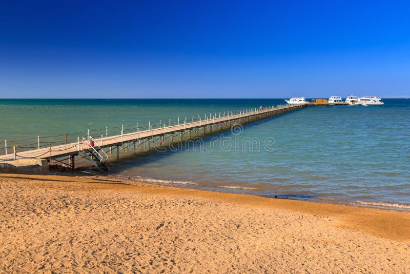 Ξύλινη αποβάθρα στη Ερυθρά Θάλασσα σε Hurghada στοκ εικόνα Ξύλινη αποβάθρα στη Ερυθρά Θάλασσα σε Hurghada στοκ εικόνα