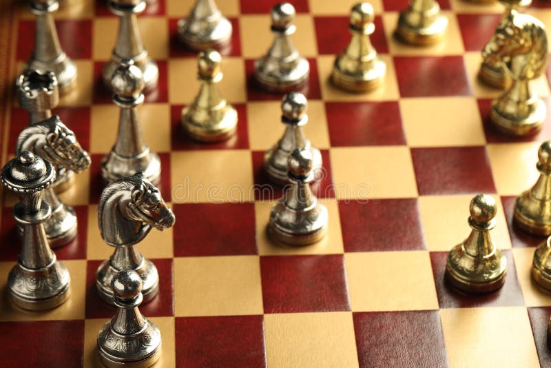 ξύλινη σανίδα με διαφορετικά όμορφα κομμάτια παιχνιδιού στοκ εικόνα