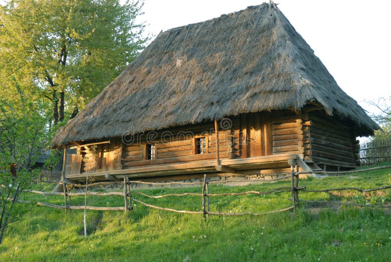 Ξύλινο σπίτι thatched-στεγών στοκ εικόνα Ξύλινο σπίτι thatched-στεγών στοκ εικόνα