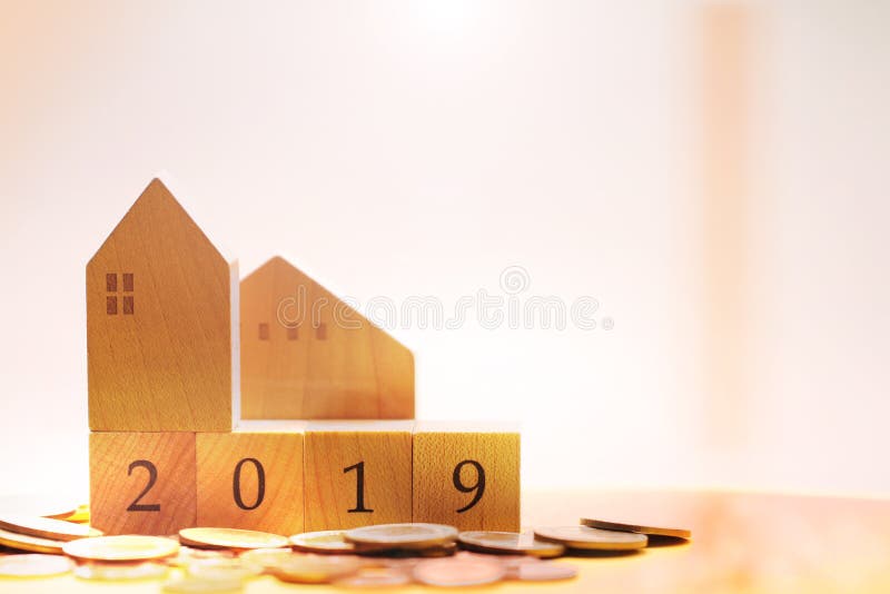 Ξύλινο σπίτι με τους αριθμούς φραγμών έτους 2019 που περιβάλλει από το σ στοκ εικόνα με δικαίωμα ελεύθερης χρήσης Ξύλινο σπίτι με τους αριθμούς φραγμών έτους 2019 που περιβάλλει από το σ στοκ εικόνα με δικαίωμα ελεύθερης χρήσης