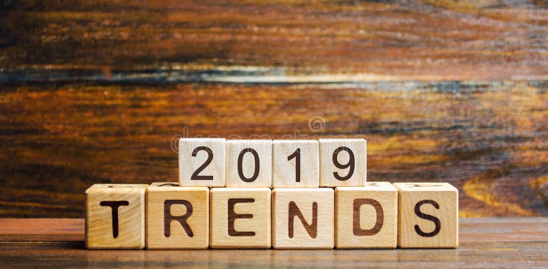 Ξύλινοι φραγμοί με τις τάσεις 2019 λέξης Κύρια τάση της αλλαγής κάτι Δημοφιλή και σχετικά θέματα Νέες ιδεολογικές τάσεις στοκ εικόνα Ξύλινοι φραγμοί με τις τάσεις 2019 λέξης Κύρια τάση της αλλαγής κάτι Δημοφιλή και σχετικά θέματα Νέες ιδεολογικές τάσεις στοκ εικόνα