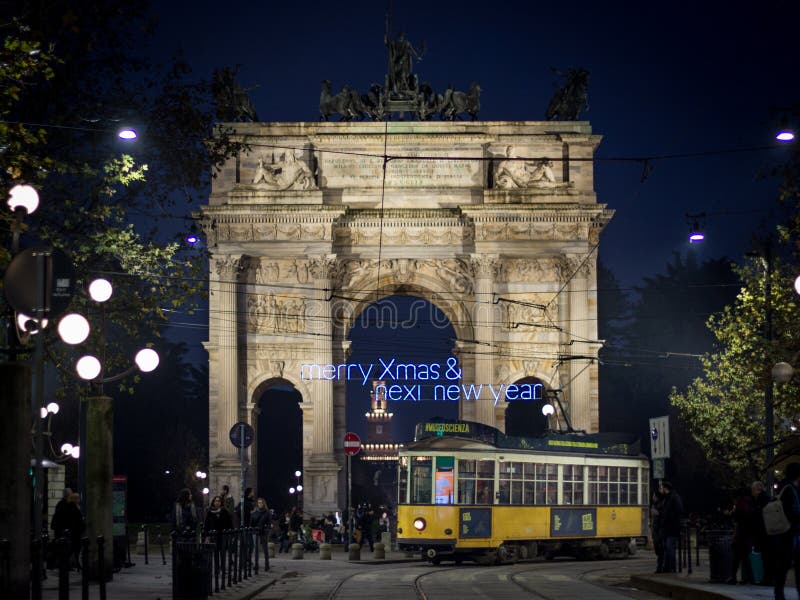 Ο Arco ρυθμός della του Μιλάνου με ένα μήνυμα Χριστουγέννων στοκ εικόνες Ο Arco ρυθμός della του Μιλάνου με ένα μήνυμα Χριστουγέννων στοκ εικόνες
