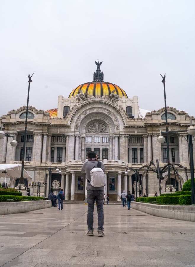 Ο Bellas artes, φωτογράφος ταξιδιώτης, ταξιδιώτης που ταξιδεύει μπροστά από το κτίριο, φωτογραφίζει και θαυμάζει το κτίριο στοκ εικόνα με δικαίωμα ελεύθερης χρήσης Ο Bellas artes, φωτογράφος ταξιδιώτης, ταξιδιώτης που ταξιδεύει μπροστά από το κτίριο, φωτογραφίζει και θαυμάζει το κτίριο στοκ εικόνα με δικαίωμα ελεύθερης χρήσης