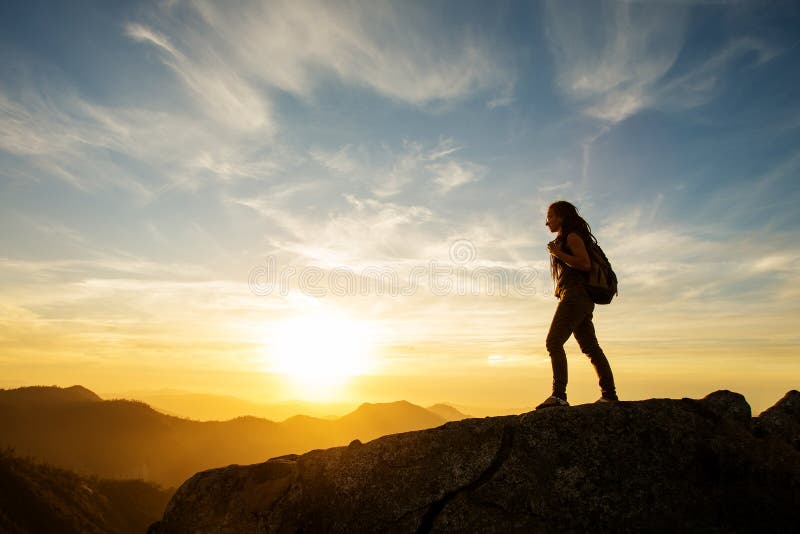Ο Hiker συναντά το ηλιοβασίλεμα στον βράχο Moro στο εθνικό πάρκο Sequoia, Καλιφόρνια, ΗΠΑ στοκ εικόνες