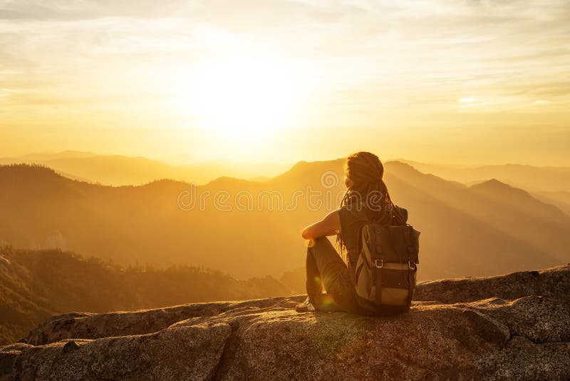 Ο Hiker συναντά το ηλιοβασίλεμα στον βράχο Moro στο εθνικό πάρκο Sequoia, Καλιφόρνια, ΗΠΑ στοκ εικόνα με δικαίωμα ελεύθερης χρήσης
