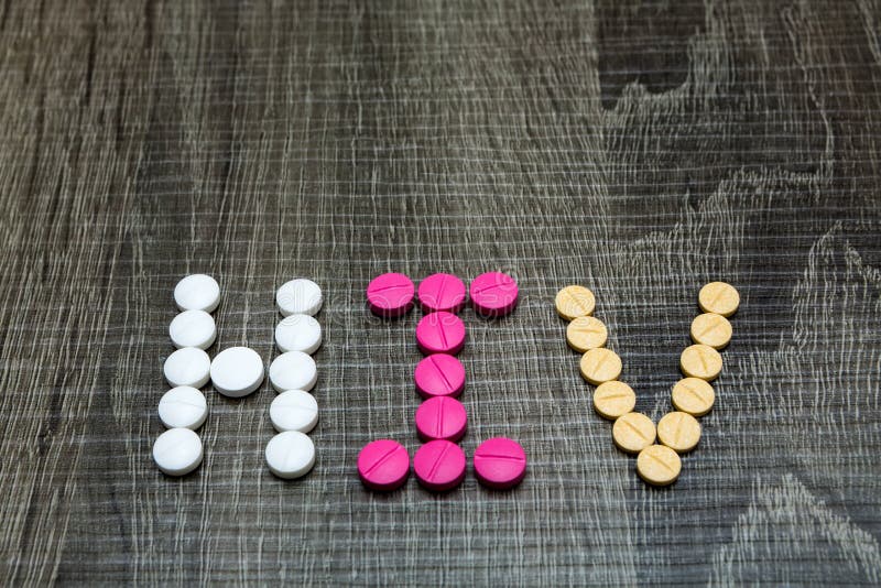 Ο HIV λέξης (ιός ανθρώπινης ανεπάρκειας αντισωμάτων) που γράφεται με τα χάπια ο στοκ φωτογραφίες με δικαίωμα ελεύθερης χρήσης Ο HIV λέξης (ιός ανθρώπινης ανεπάρκειας αντισωμάτων) που γράφεται με τα χάπια ο στοκ φωτογραφίες με δικαίωμα ελεύθερης χρήσης