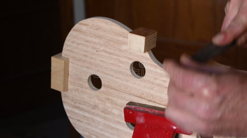 ο luthier εργάζεται στη δομή ενός νέου βιολιού