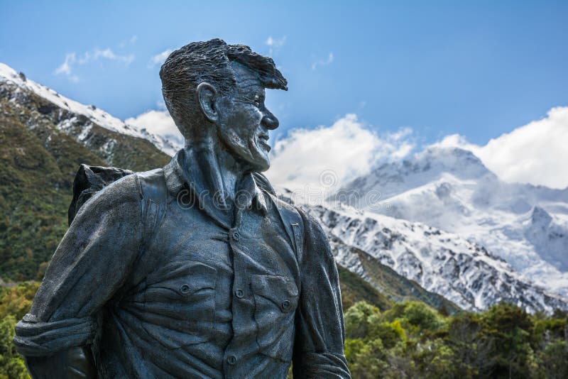 Ο Sir Edmund Hillary Statue που κοιτάζει προς την αιχμή Cook υποστηριγμάτων, Νέα Ζηλανδία στοκ εικόνες