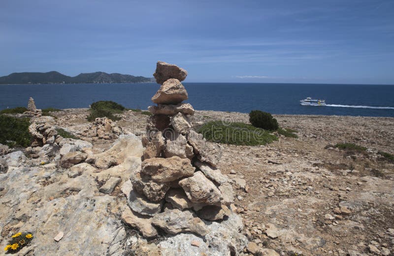 Ο Stone τοποθετεί στη νότια παράλια του νησιού Majorca στοκ εικόνα Ο Stone τοποθετεί στη νότια παράλια του νησιού Majorca στοκ εικόνα