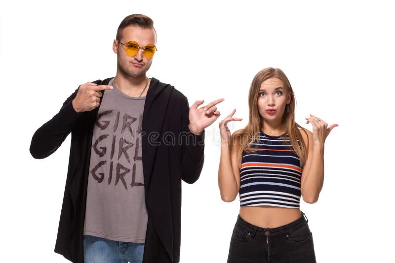 Ο άνδρας δείχνει ένα δάχτυλο την πλευρά μιας γυναίκας σε ένα άσπρο υπόβαθρο στοκ φωτογραφία με δικαίωμα ελεύθερης χρήσης Ο άνδρας δείχνει ένα δάχτυλο την πλευρά μιας γυναίκας σε ένα άσπρο υπόβαθρο στοκ φωτογραφία με δικαίωμα ελεύθερης χρήσης