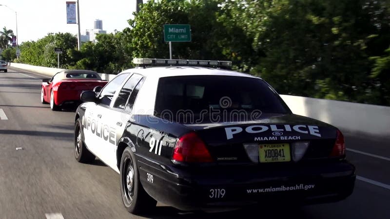 Οδήγηση περιπολικών της Αστυνομίας στις εικονικές παραστάσεις πόλης οδών Μαϊάμι Μπιτς αστυνομίας ΗΠΑ