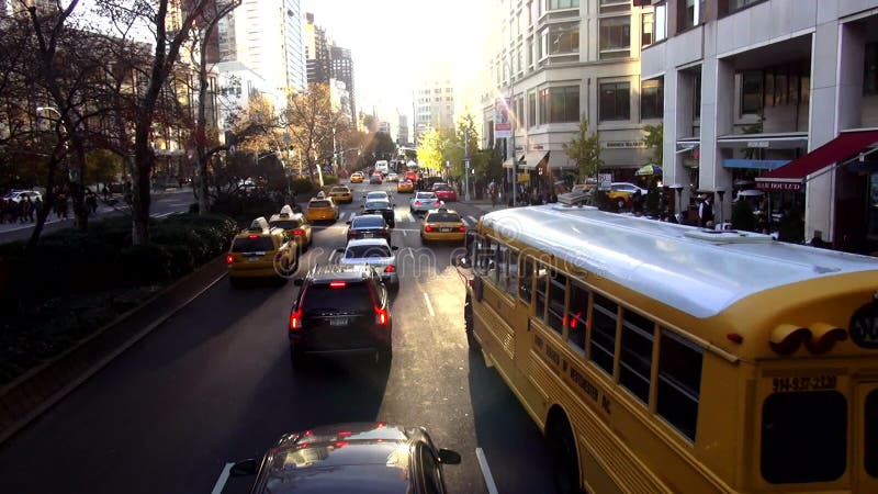 Οδήγηση σχολικών λεωφορείων μέσω των εικονικών παραστάσεων πόλης του Μανχάταν ΗΠΑ