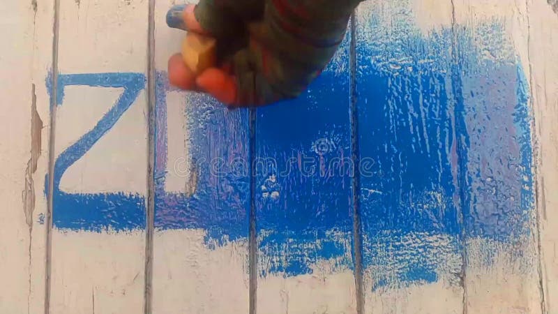 Ο αριθμός το 2018 στον ξύλινο πίνακα εμφανίζεται από κάτω από το μπλε στρώμα χρωμάτων
