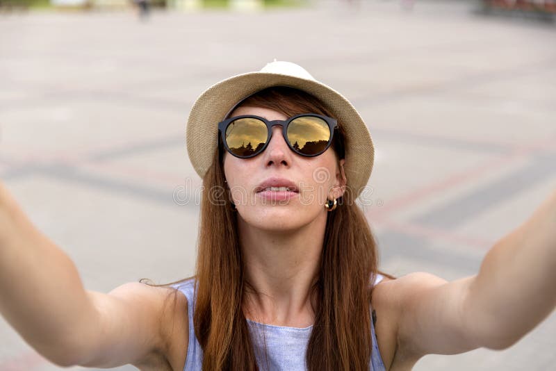 Ο αρκετά νέος τουρίστας γυναικών παίρνει selfie το πορτρέτο στο τετράγωνο πόλεων, Ρήγα, Λετονία Η όμορφη γυναίκα σπουδαστής παίρν στοκ φωτογραφίες με δικαίωμα ελεύθερης χρήσης Ο αρκετά νέος τουρίστας γυναικών παίρνει selfie το πορτρέτο στο τετράγωνο πόλεων, Ρήγα, Λετονία Η όμορφη γυναίκα σπουδαστής παίρν στοκ φωτογραφίες με δικαίωμα ελεύθερης χρήσης