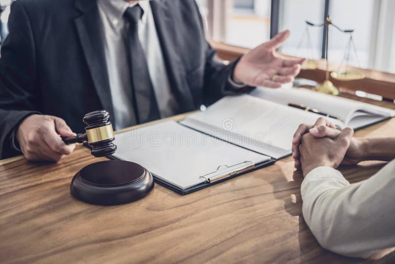 Ο αρσενικός δικηγόρος ή ο δικαστής συσκέπτεται τη διοργάνωση της συνεδρίασης των ομάδων την έννοια με τον πελάτη επιχειρηματιών, στοκ εικόνες με δικαίωμα ελεύθερης χρήσης Ο αρσενικός δικηγόρος ή ο δικαστής συσκέπτεται τη διοργάνωση της συνεδρίασης των ομάδων την έννοια με τον πελάτη επιχειρηματιών, στοκ εικόνες με δικαίωμα ελεύθερης χρήσης