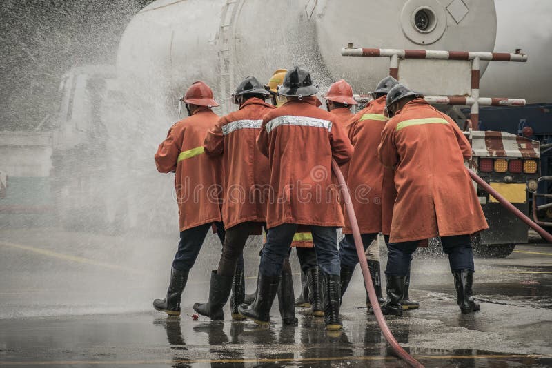 Ο Αύγουστος της Ταϊλάνδης Lampang σχέδια 30, του 2018, κατάρτισης και πρόληψης πυρκαγιάς πρακτικής, αποθήκευση αερίου LPG στοκ φωτογραφίες με δικαίωμα ελεύθερης χρήσης Ο Αύγουστος της Ταϊλάνδης Lampang σχέδια 30, του 2018, κατάρτισης και πρόληψης πυρκαγιάς πρακτικής, αποθήκευση αερίου LPG στοκ φωτογραφίες με δικαίωμα ελεύθερης χρήσης