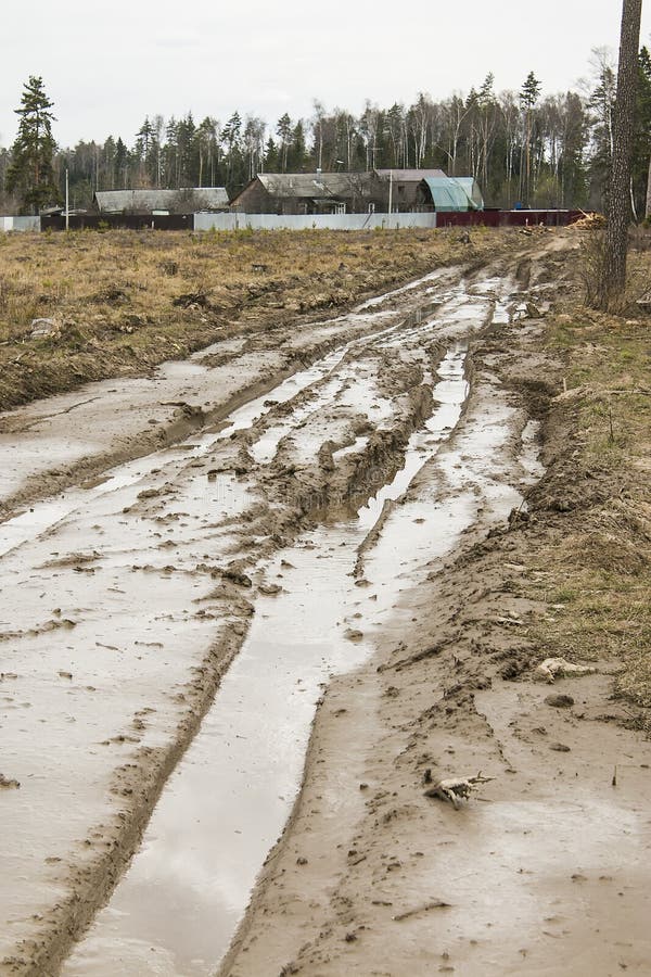 Ο βρώμικος δασικός impassable δρόμος ξεπαγώνει την άνοιξη σπασμένος από το λειώνοντας χιόνι και σπασμένος με τα βαριά οχήματα Διά στοκ εικόνες Ο βρώμικος δασικός impassable δρόμος ξεπαγώνει την άνοιξη σπασμένος από το λειώνοντας χιόνι και σπασμένος με τα βαριά οχήματα Διά στοκ εικόνες