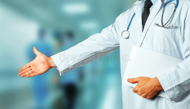 Ο γιατρός ατόμων με την ιατρική κάρτα άντεξε το χέρι του για να πει γειά σου Ασθενής χαιρετισμού Έννοια ιατρικής υγειονομικής περ στοκ φωτογραφία με δικαίωμα ελεύθερης χρήσης Ο γιατρός ατόμων με την ιατρική κάρτα άντεξε το χέρι του για να πει γειά σου Ασθενής χαιρετισμού Έννοια ιατρικής υγειονομικής περ στοκ φωτογραφία με δικαίωμα ελεύθερης χρήσης