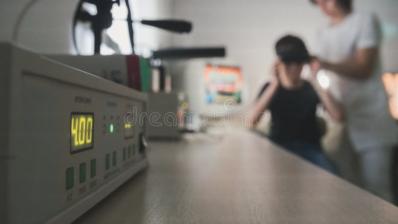 Ο γιατρός οφθαλμολογίας ελέγχει το όραμα παιδιών ` s με τη βοήθεια των γυαλιών εικονικής πραγματικότητας stereovideo - de-στραμμέ στοκ φωτογραφία Ο γιατρός οφθαλμολογίας ελέγχει το όραμα παιδιών ` s με τη βοήθεια των γυαλιών εικονικής πραγματικότητας stereovideo - de-στραμμέ στοκ φωτογραφία